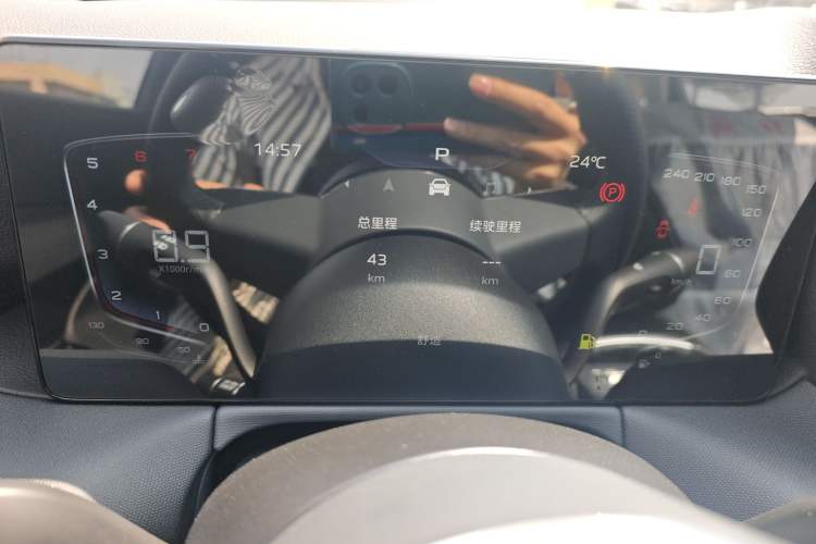 Used Hongqi HS3 2025 Model 1.5T Zhiwei Edition Odometer Close Up