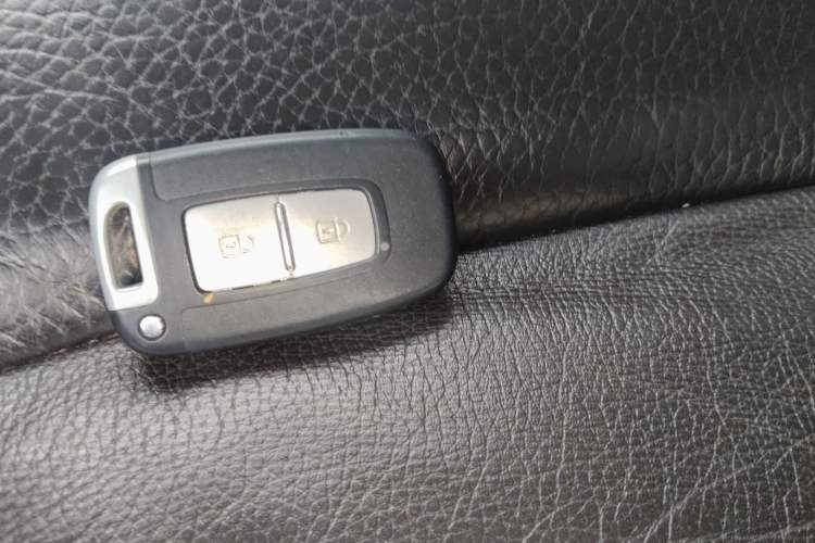 Used Hyundai Santa Fe Classic 2010 2.4 Luxury Edition 7-Seater Four-Wheel Drive Vehicle Key