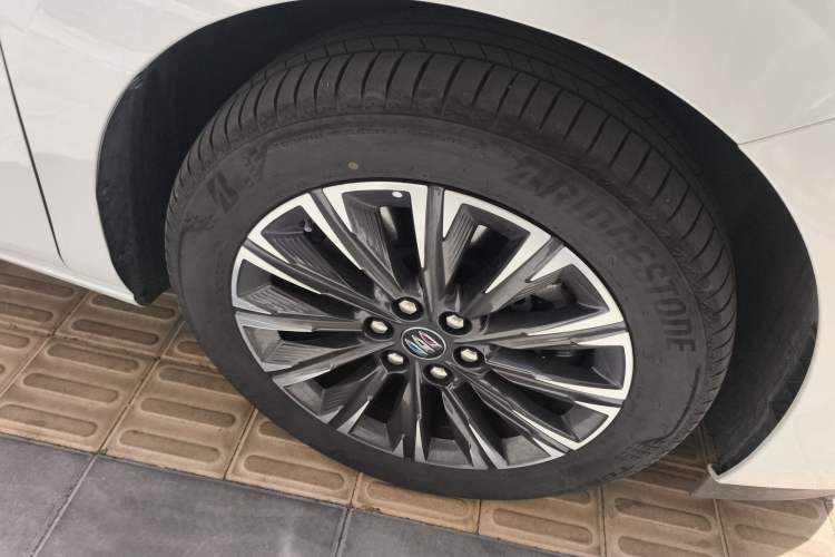 Used Buick GL8 2025 Lu Zun First Edition Right Front Wheel Hub