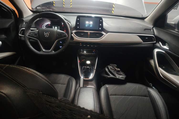 Used Baojun 510 2017 1.5L Manual Fashion Model Center Console
