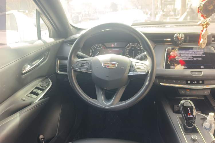 Used Cadillac XT4 2020 28T Two-Wheel-Drive Leading Version
