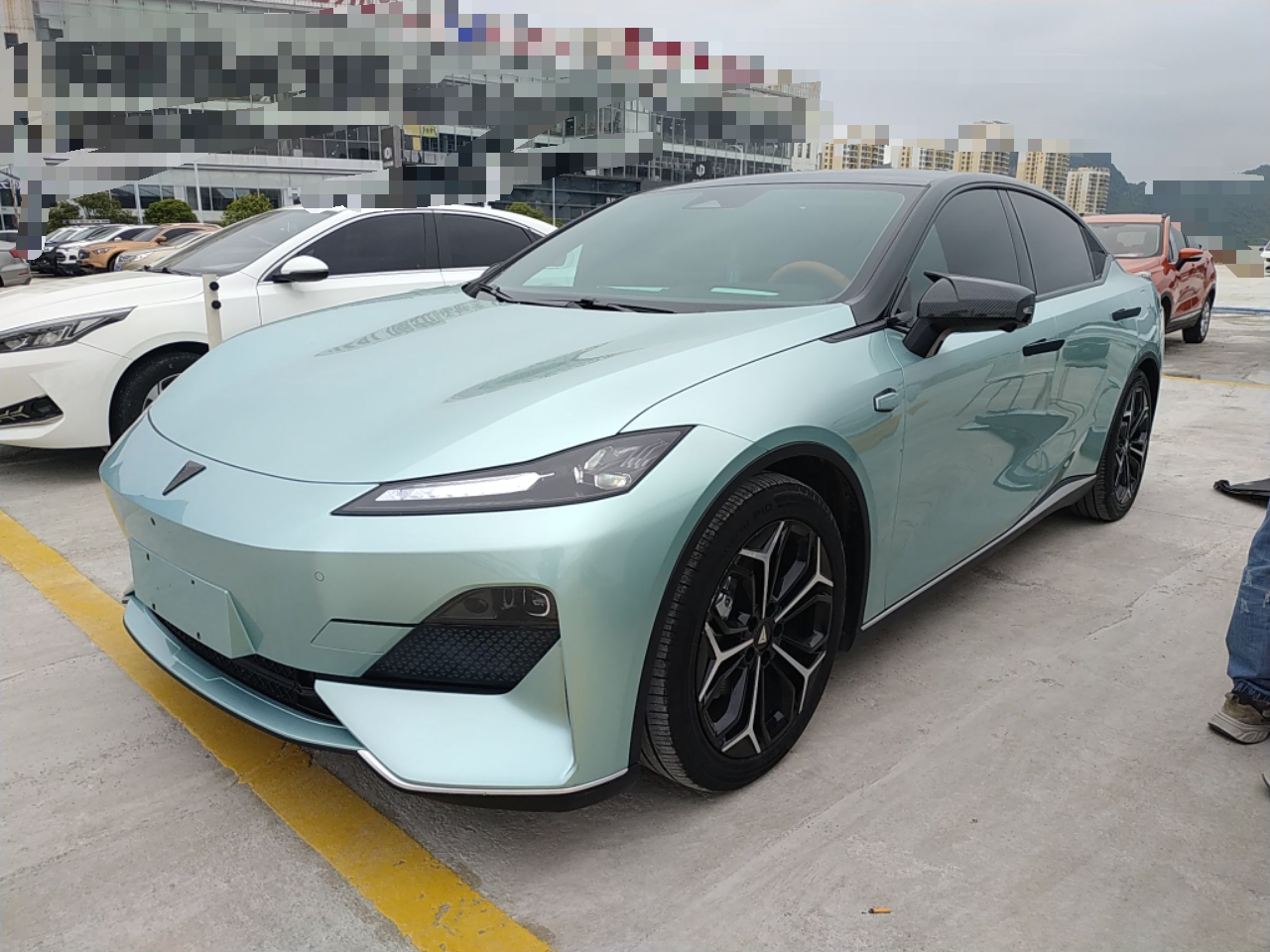 Под передней частью автомобиля