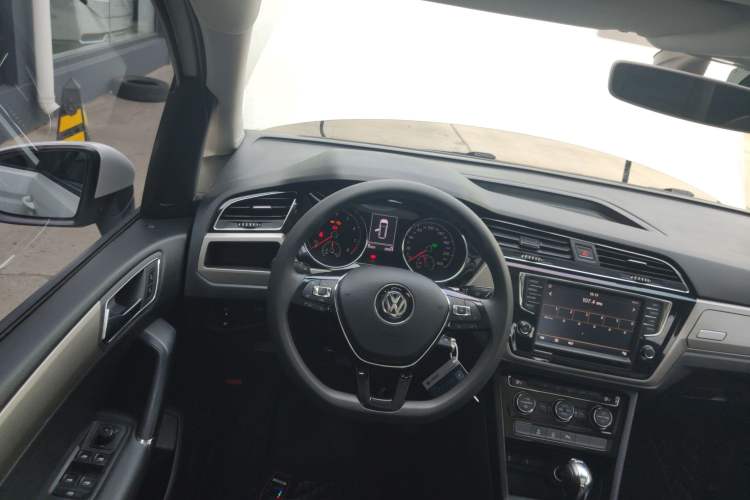 Used Volkswagen Touran 2018 Volkswagen Touran L 280TSI DSG Comfort Edition 7 Seats China VI Standard
