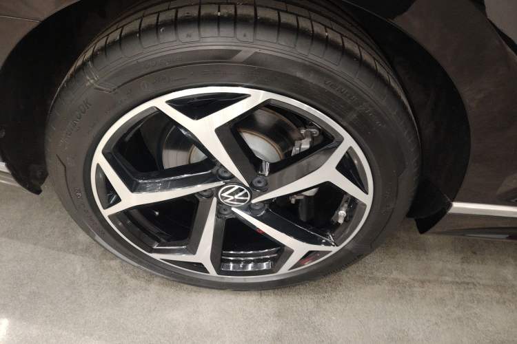 Used Volkswagen Magotan 2023 2 Million Units Commemorative Edition 330TSI DSG Luxury Version Right Rear Wheel Hub