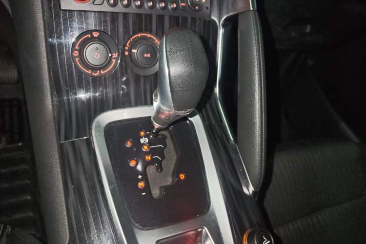 Used Peugeot 3008 2015 1.6THP Automatic Classic Edition Gear Lever