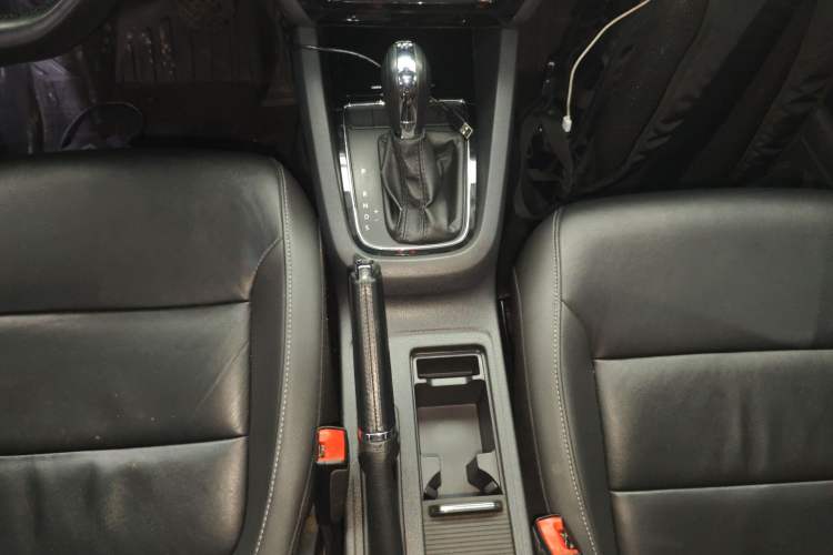 Used Volkswagen Sagitar 2016 230TSI 25th Anniversary Edition Gear Lever