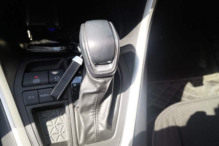 Used Toyota Wildlander 2024 2.0L CVT 4x4 Luxury PLUS Edition Gear Lever