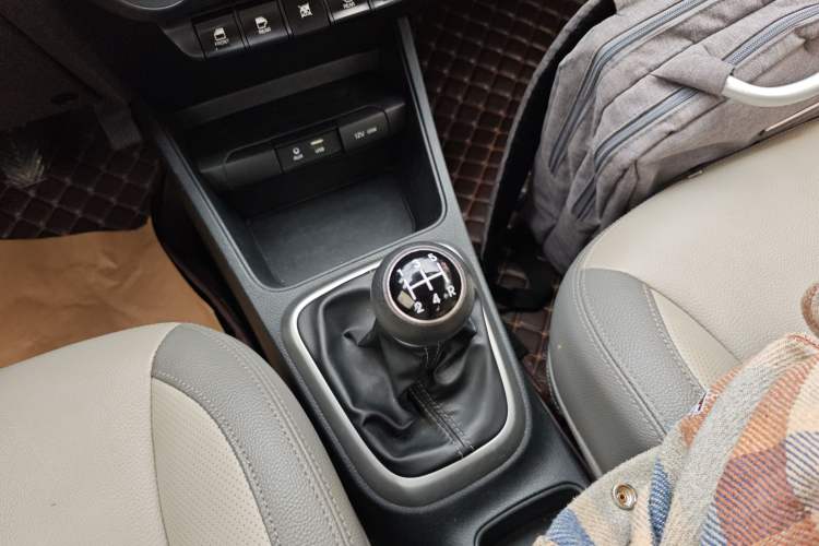 Used Kia Pegas 2019 1.4L Manual Value Edition National VI Standard Gear Lever