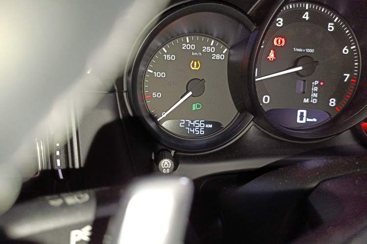 Used Porsche Macan 2023 Macan 2.0T Odometer Close Up