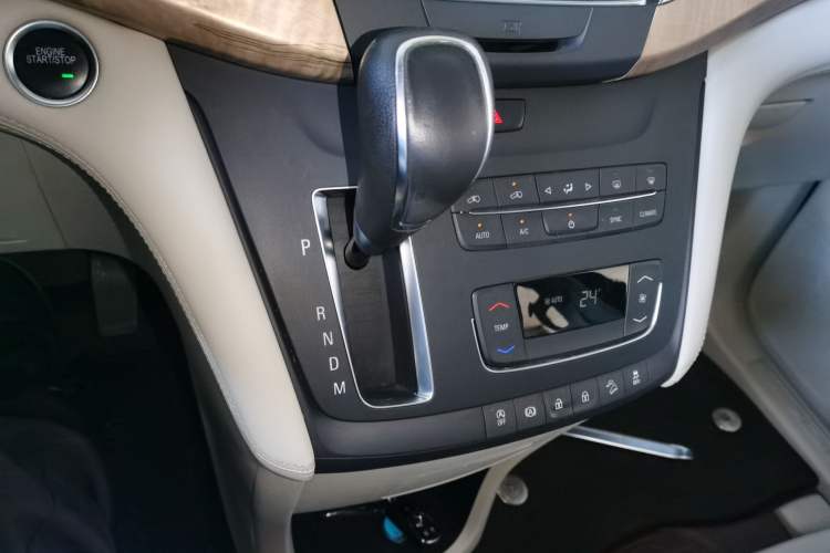 Used Buick GL8 2017 ES 28T Comfort Model China V Standard Gear Lever