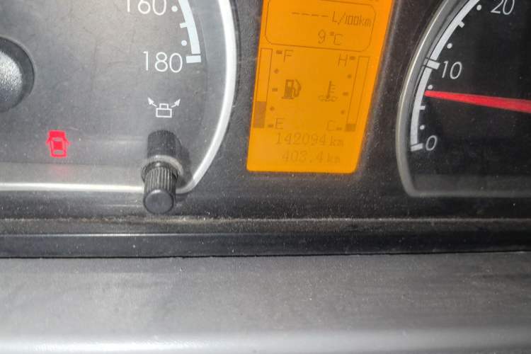 Used Dongfeng Yufeng 2014 2.5T YuliBao Logistics Vehicle Mid-axle Mid-roof ZD25