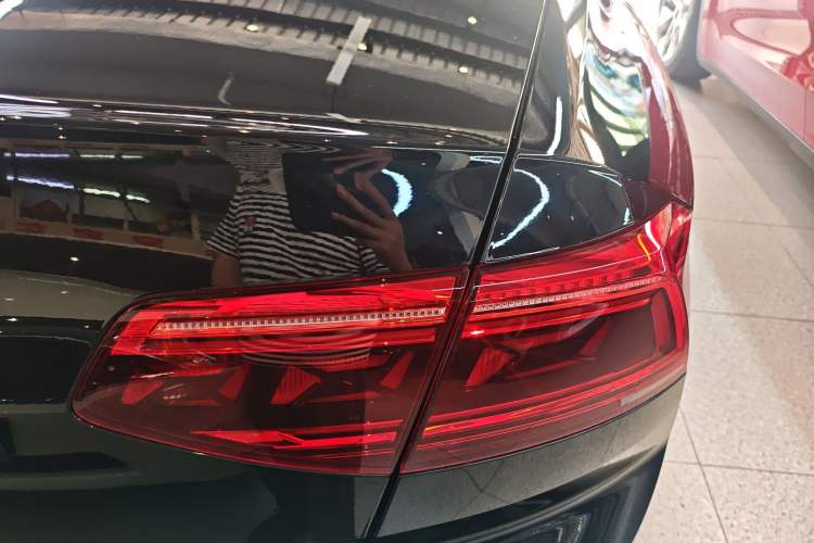 Used Volkswagen Magotan GTE Plug-in Hybrid 2022 GTE Luxury Model Right Rear Taillight