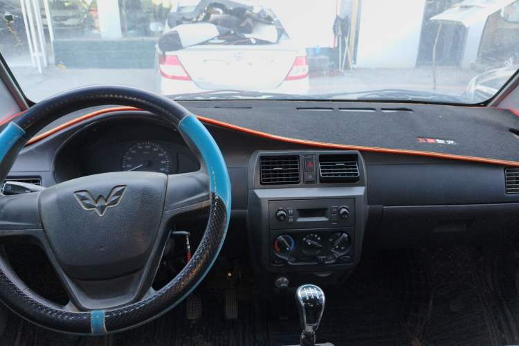 Used Wuling Rongguang Small Truck 2023 1.5L Double-Cab LAR Center Console