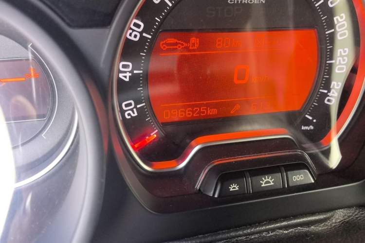 Used Citroen C5 2013 2.0L Automatic Luxury Model Odometer Close Up