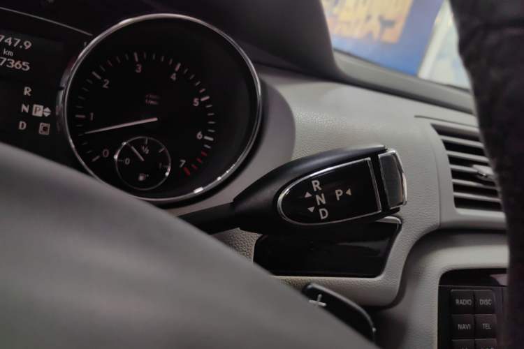 Used Mercedes-Benz R-Class 2010 R 350 L 4MATIC Grand Edition Gear Lever