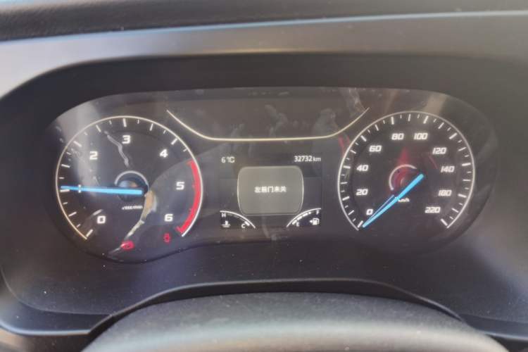 Used JMC Fushun 2023 2.0T Manual Short-Wheelbase Low-Roof Commercial Van 2/3 Seats with Lift-Up Tailgate
