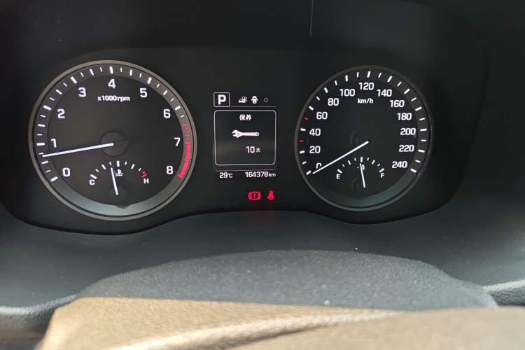 Used Hyundai Tucson 2015 1.6T Dual-Clutch Two-Wheel-Drive Smart Model Odometer Close Up