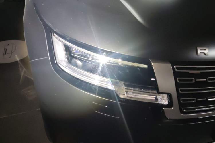 Used Land Rover Range 2025 3.0 L6 400 PS Extended Luxury Version 7-Seater Right Front Headlight