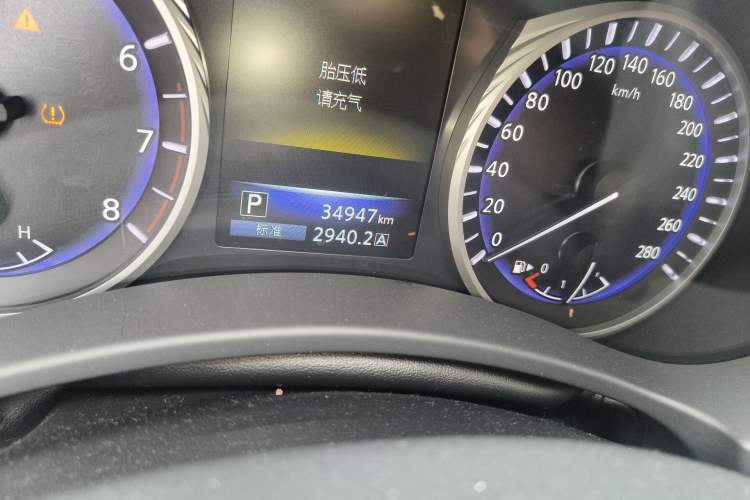 Used Infiniti Q50L 2016 2.0T Enjoyment Edition Odometer Close Up