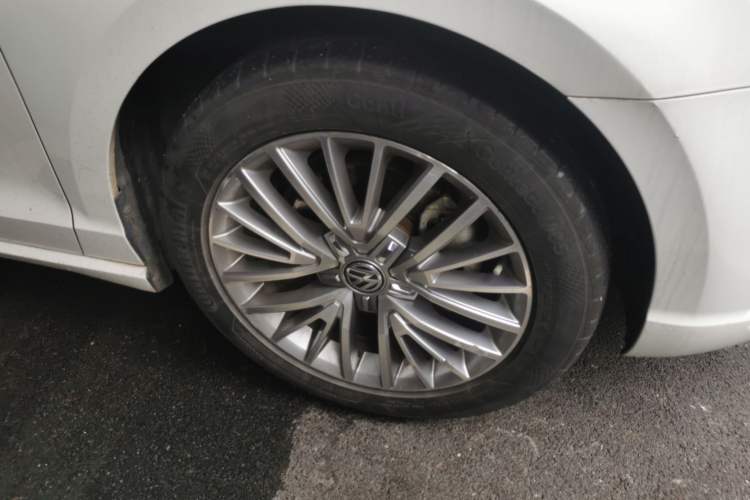 Used Volkswagen Lamando 2015 280TSI DSG Luxury Edition Right Front Wheel Hub