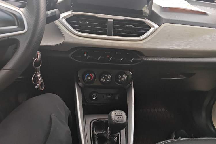 Used Baojun 510 2017 1.5L manual Comfort trim Audio And AC Panel