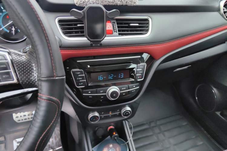 Used Haval H1 2016 Revised Version Blue Badge 1.5L AMT Standard Edition Audio And AC Panel