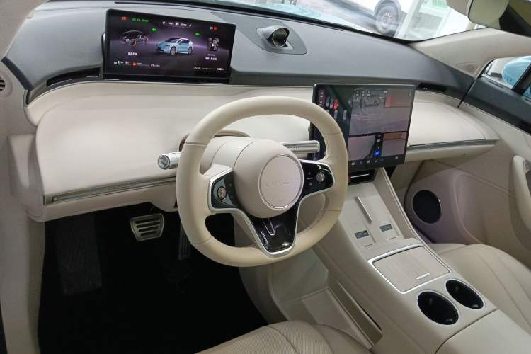 Used Hima Luxeed R7 2025 Range-Extended Version 251 km Max Center Console