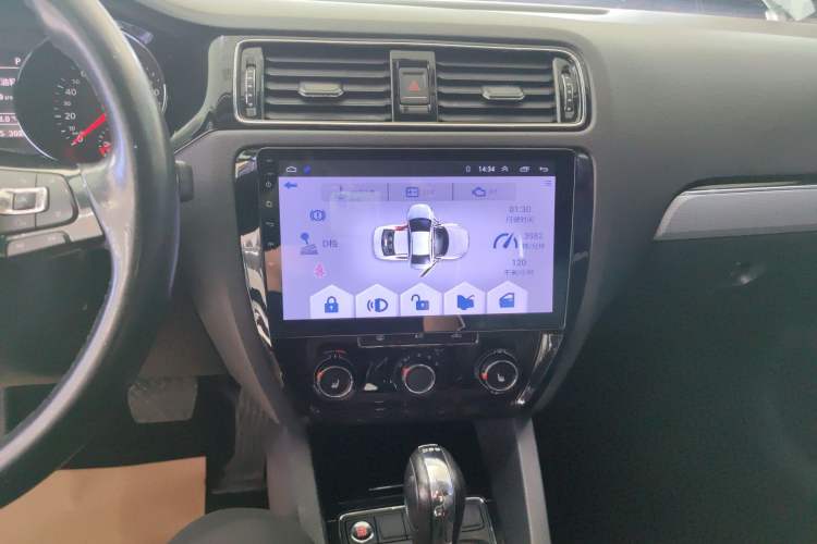 Used Volkswagen Sagitar 2018 180TSI DSG Prestige Edition Audio And AC Panel