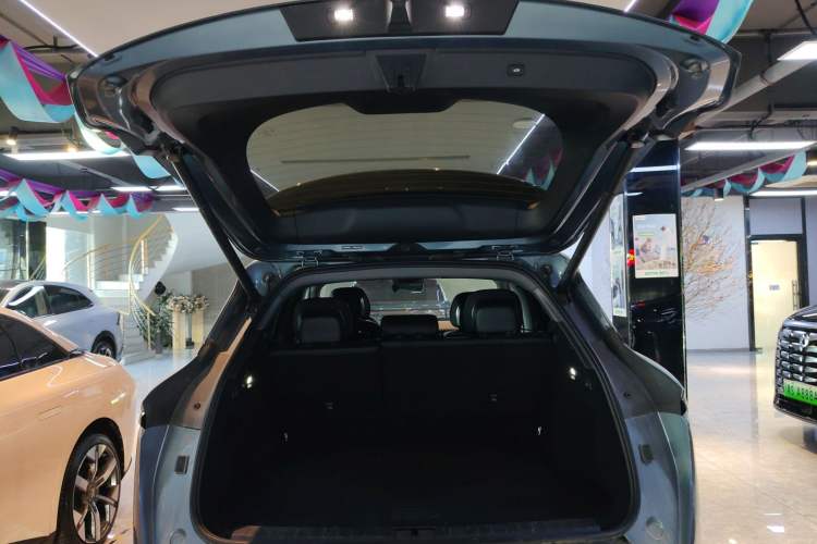 Used Zeekr 7X 2025 100 kWh Long-Range Rear-Wheel Drive with Intelligent Driving Features