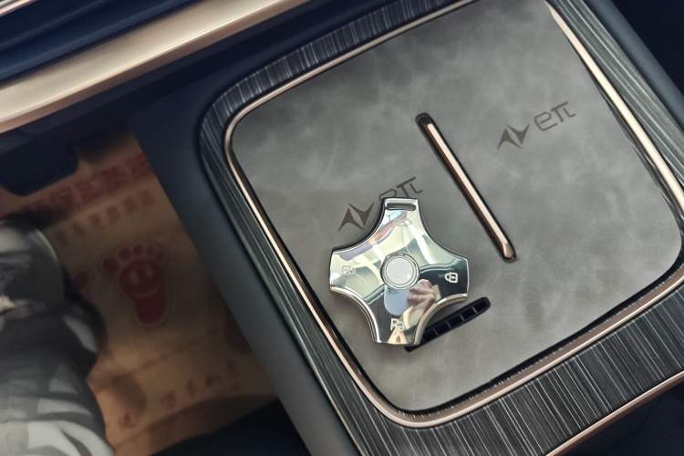 Used Dongfeng eπ eπ008 2024 636Max All-Electric Version 6 Seats Vehicle Key