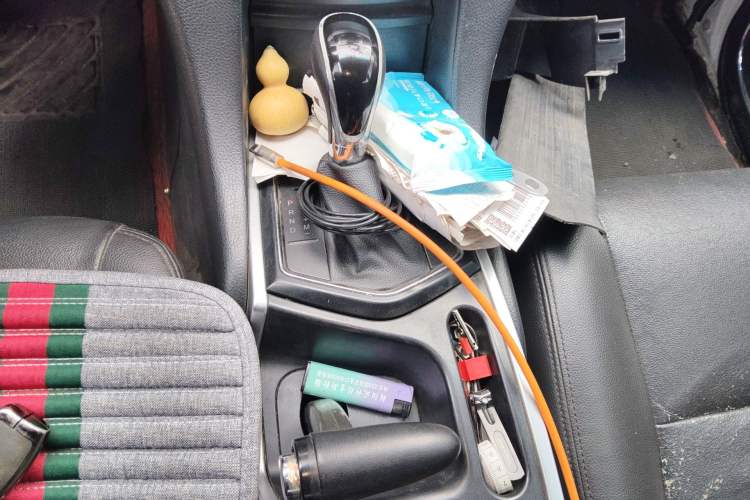 Used JMC Yusheng S350 2013 2.4T Automatic 2WD Diesel Luxury Edition 5 Seats Gear Lever