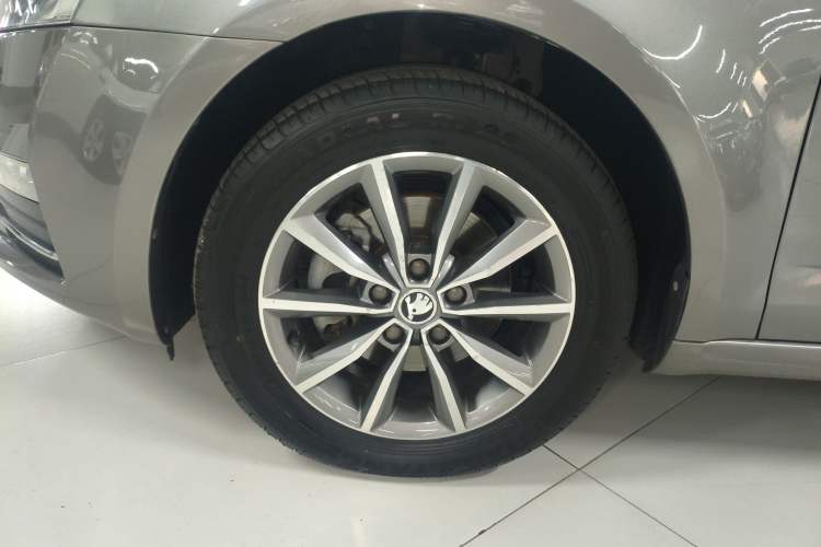 Used Skoda Octavia 2017 Classic Model 1.6L Automatic Comfort Edition Left Front Wheel Hub