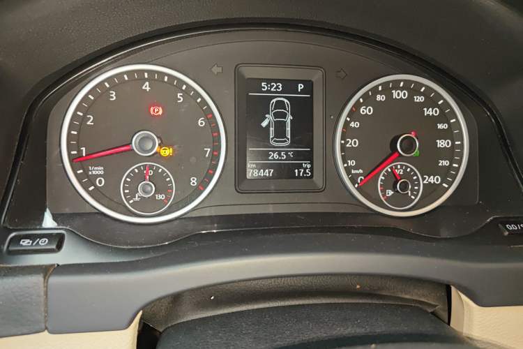 Used Volkswagen Tiguan 2015 1.8TSI Automatic Two-Wheel Drive Comfort Edition Odometer Close Up