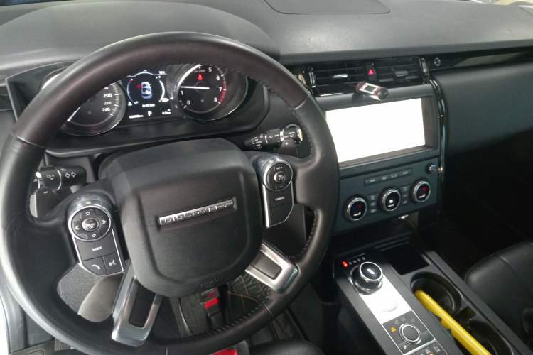 Used Land Rover Discovery 2018 2.0T SE
