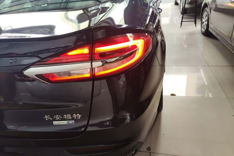 Used Ford Mondeo 2018 EcoBoost 180 Smart Control Fashion Model China VI Standard Right Rear Taillight