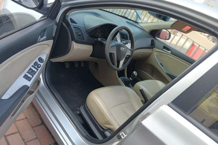 Used Hyundai Verna (older generation) 2014 1.4L Manual Smart GLS Trim Driver Seat