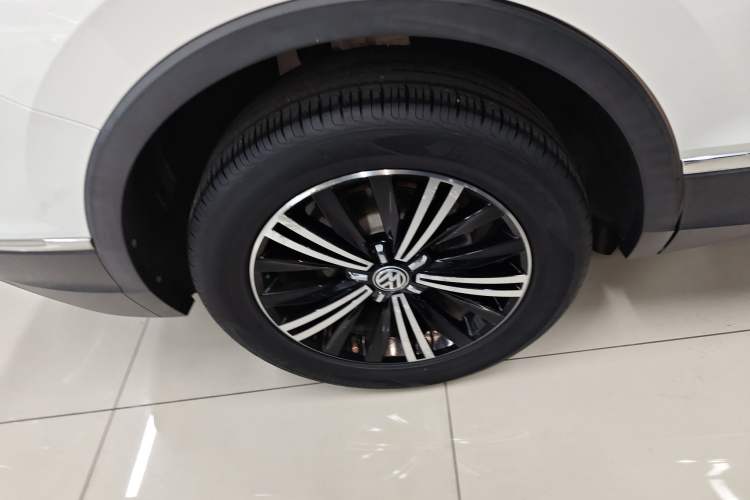 Used Volkswagen Tiguan L 2020 330TSI Automatic Two-Wheel Drive Panoramic Comfort Edition China VI Standard Right Rear Wheel Hub
