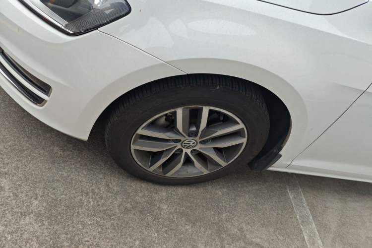 Used Volkswagen Golf 2016 230TSI Automatic Luxury Version Left Front Wheel Hub