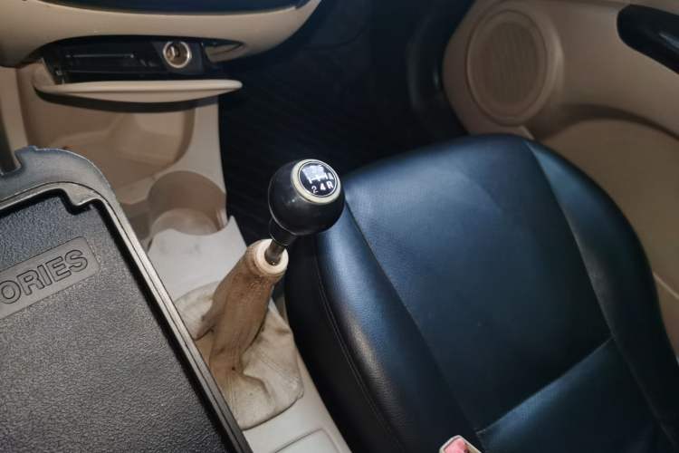 Used Kia Sportage 2013 2.0L Manual Two-Wheel Drive GL Trim Gear Lever