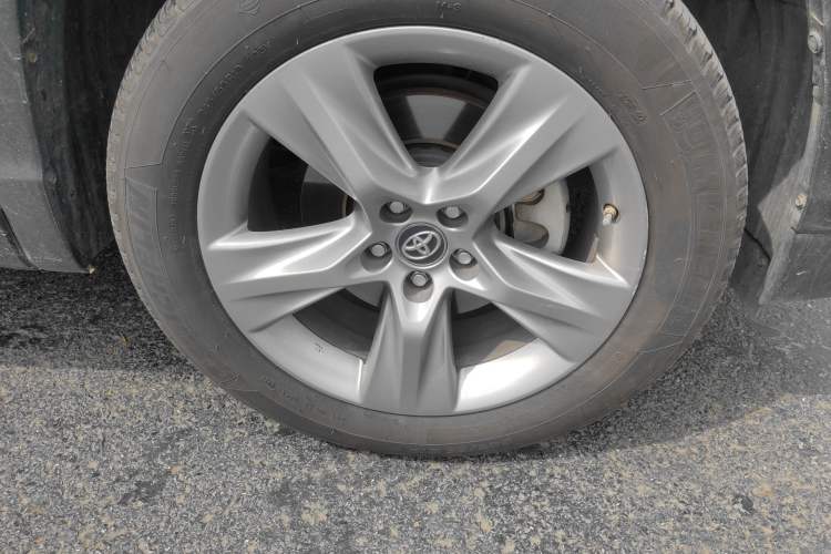 Used Toyota Highlander 2018 2.0T Four-Wheel Drive Prestige Version 7 Seats China VI Standard Right Front Wheel Hub