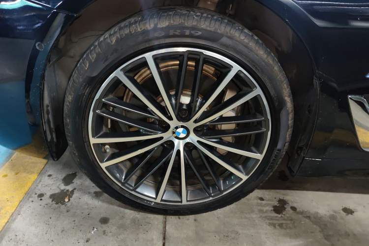 Used BMW 5 Series 2023 530Li Leading Model M Sport Package Left Front Wheel Hub