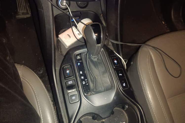 Used Hyundai Grand SantaFe 2013 3.0L 7-Seater 4x4 Flagship Edition Gear Lever