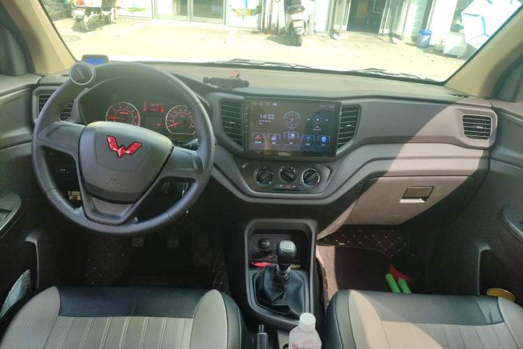 Used Wuling Hongguang V 2022 1.5L Jingqu Edition Electric-Assist LAR Center Console