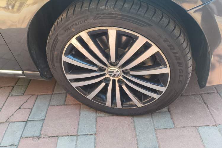 Used Volkswagen Magotan 2012 3.0 FSI Flagship Edition Right Front Wheel Hub