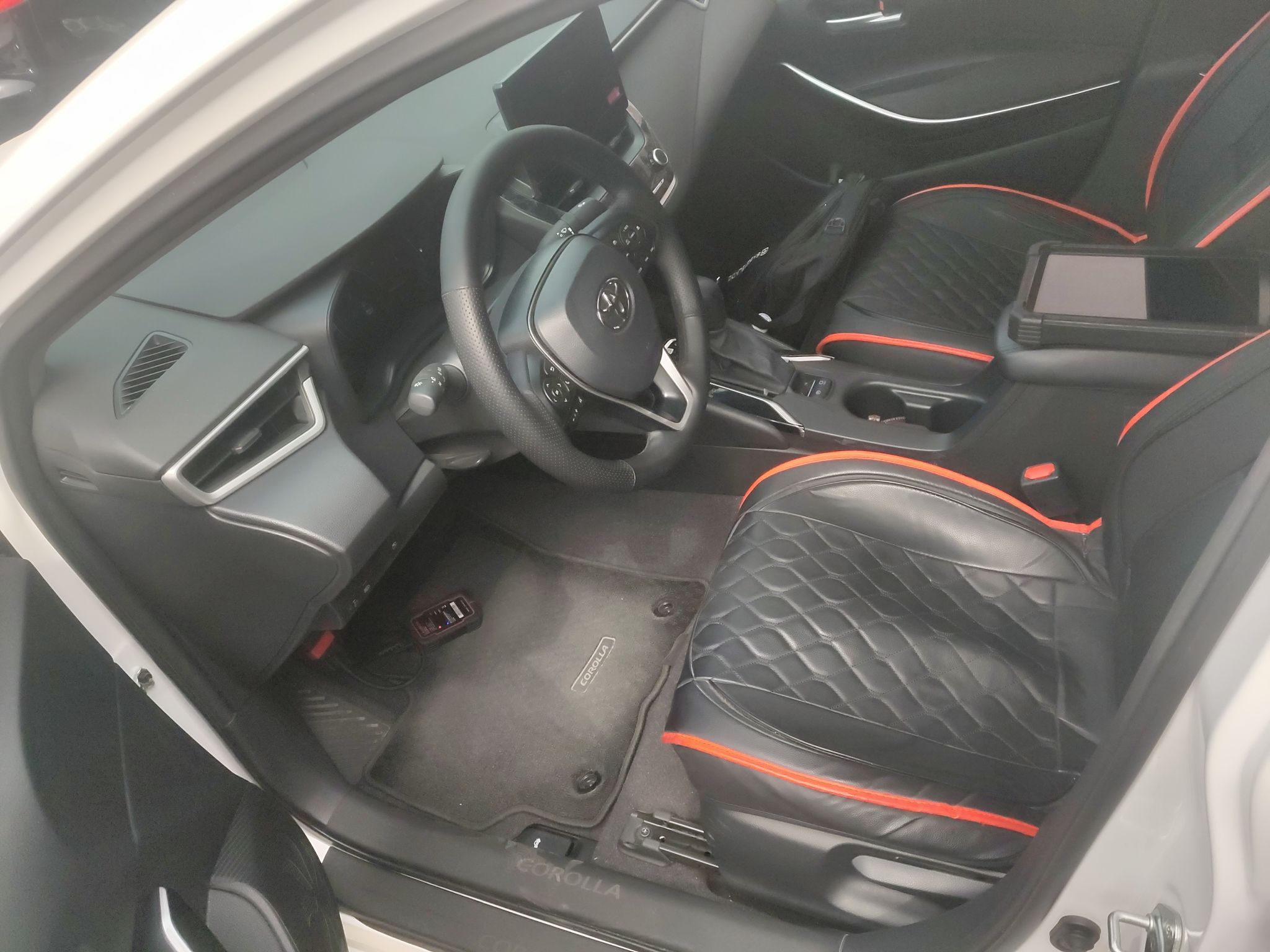 المقاعد الأمامية داخل السيارة