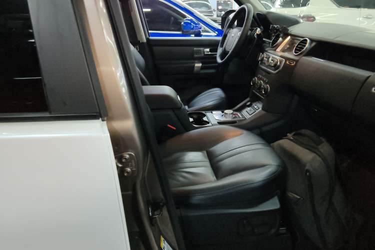 Used Land Rover Discovery 2015 3.0 SC V6 SE Right Front Seat