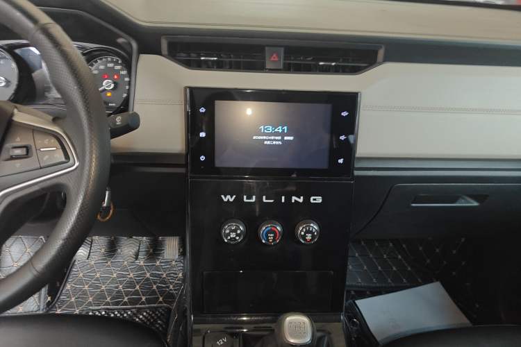 Used Wuling Hongguang PLUS 2019 1.5T Manual Luxury 7-Seater Audio And AC Panel