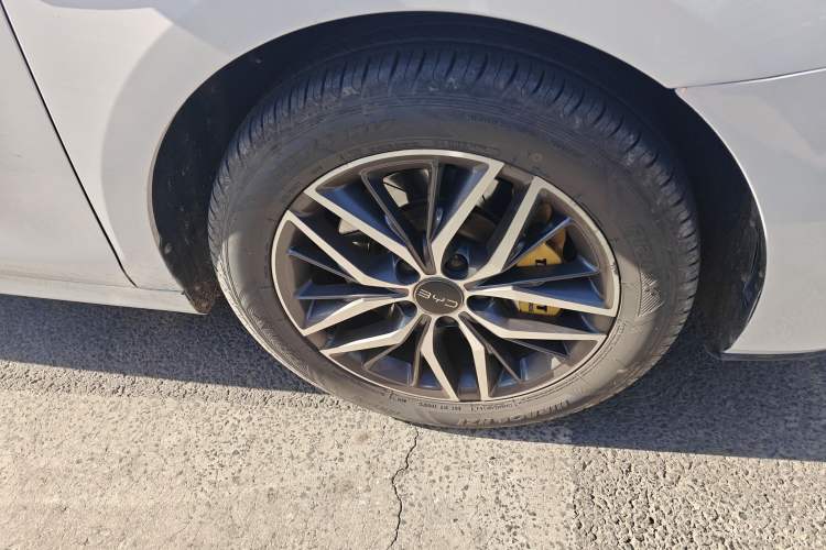 Used BYD Qin Pro New Energy 2018 EV500 Smart Connect Elite Model Right Front Wheel Hub