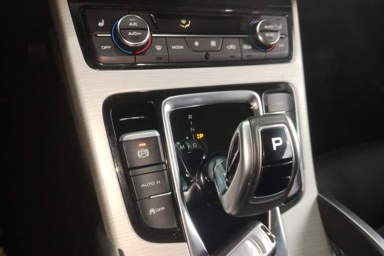 Used Geely Auto Emgrand X7 Sport 2020 1.8TD DCT Two-Wheel Drive Smart Connect 4G-Enabled Version