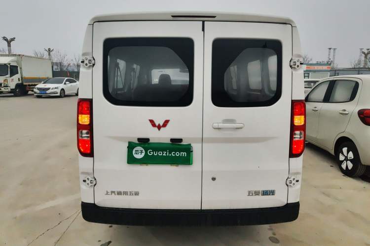 Used Wuling Yangguang 2024 300KM Comfort Version Passenger Van 75kW